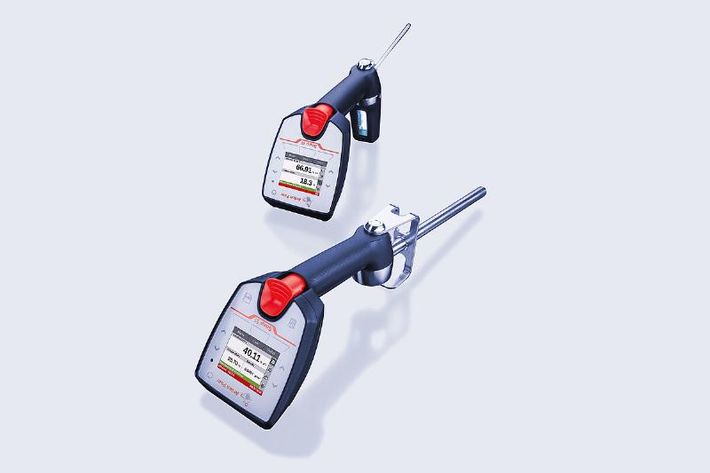 Hình ảnh chuyên gia đo lường đang chia sẻ kinh nghiệm về việc sử dụng bảng quy đổi hệ inch sang mm trong công việc thực tế, nhấn mạnh sự cần thiết của độ chính xác và kiểm tra chéo kết quả